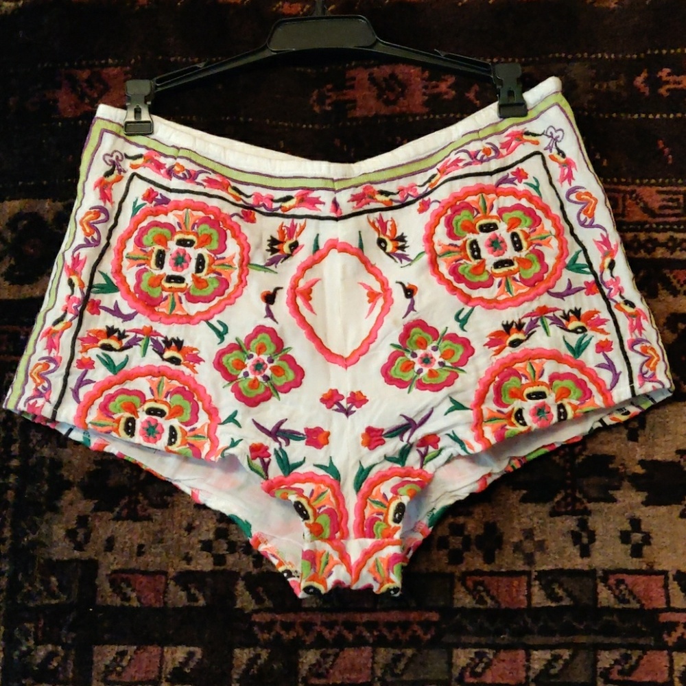 Altar'd floral stitch short in good condition